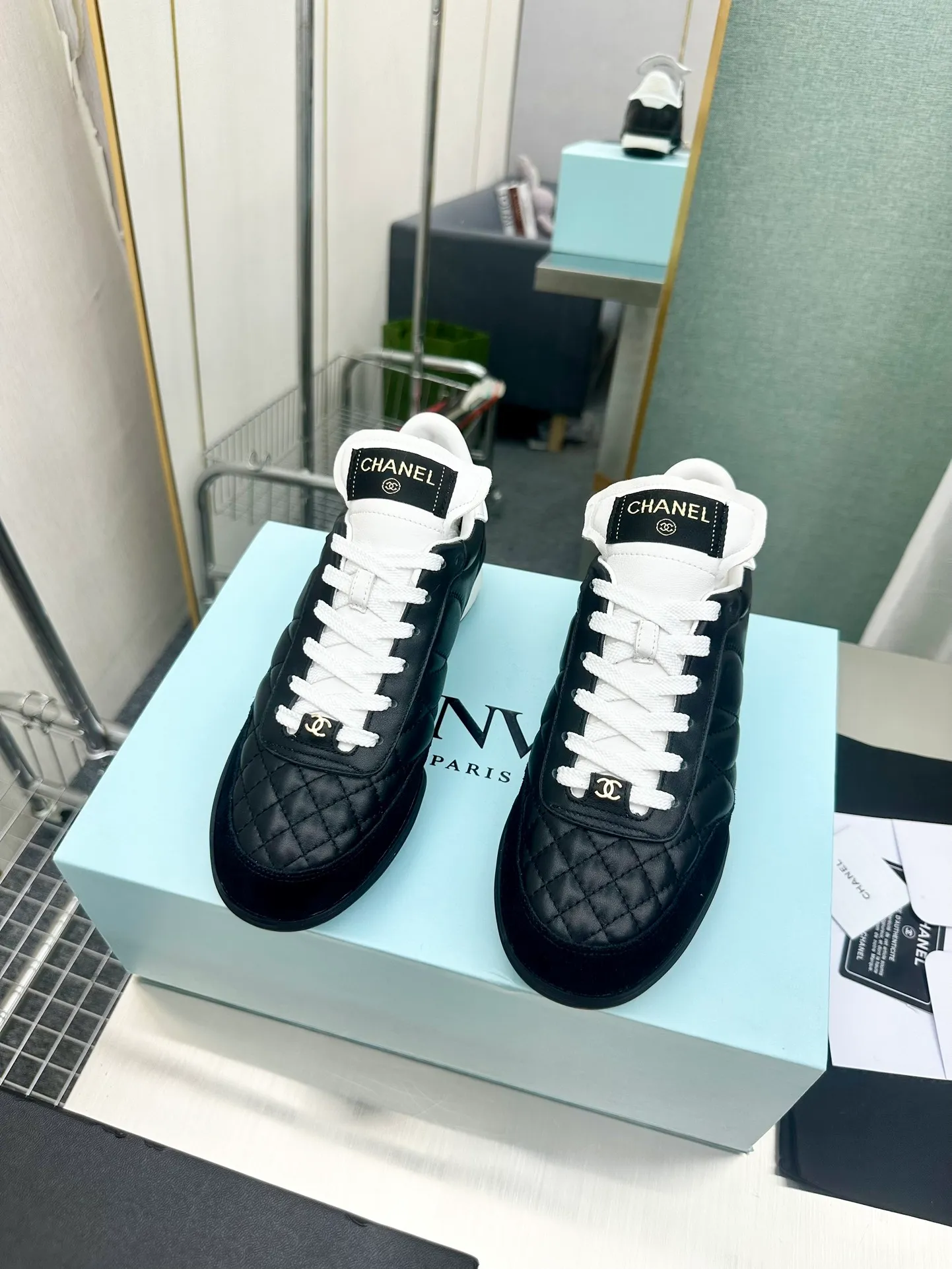 👟👟Ex-factory price👟👟Ex-factory price 520 👟👟 CHANEL Chanel thick-soled panda sneakers Panda biscuit shoes Chanel 2023ss hot panda shoes 🐼Colorful thick-soled casual sports shoes sneakers counter synchronization counter is very popular very difficult to buy a shoe the most popular thick-soled panda shoes on the Internet It can be imagined that Xiaoxiang control cannot miss it Simple and versatile white shoes that coexist with good looks and comfort. Thick soles increase height and are super versatile. You can wear them with your eyes closed😍Whoever wears them will look better. Upper: calfskin. Lining: imported sheepskin lining. Outsole: T👟👟Ex-factory price. Original outsole. Size: 35-40 (41 42 customized.